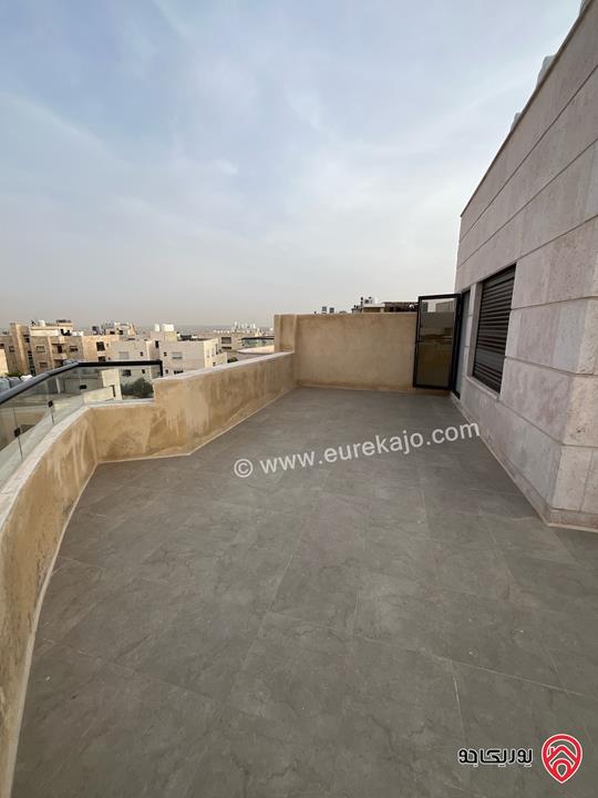 شقة طابق ثالث مع روف مساحة 195م٢ للبيع في عمان - طبربور قريبة من الخدمات