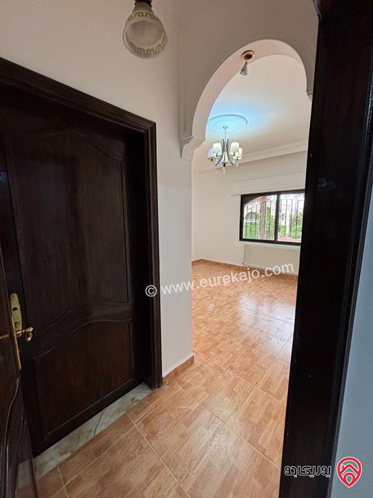 شقة سكنية طابق اول مساحة 242م للبيع في عمان - أم أذينة