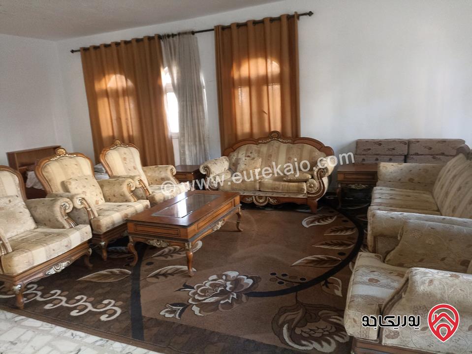 شقة مفروشة أرضية مساحة 150م داخلي و 100م خارجي للايجار في اربد قرب عالم البقاعي