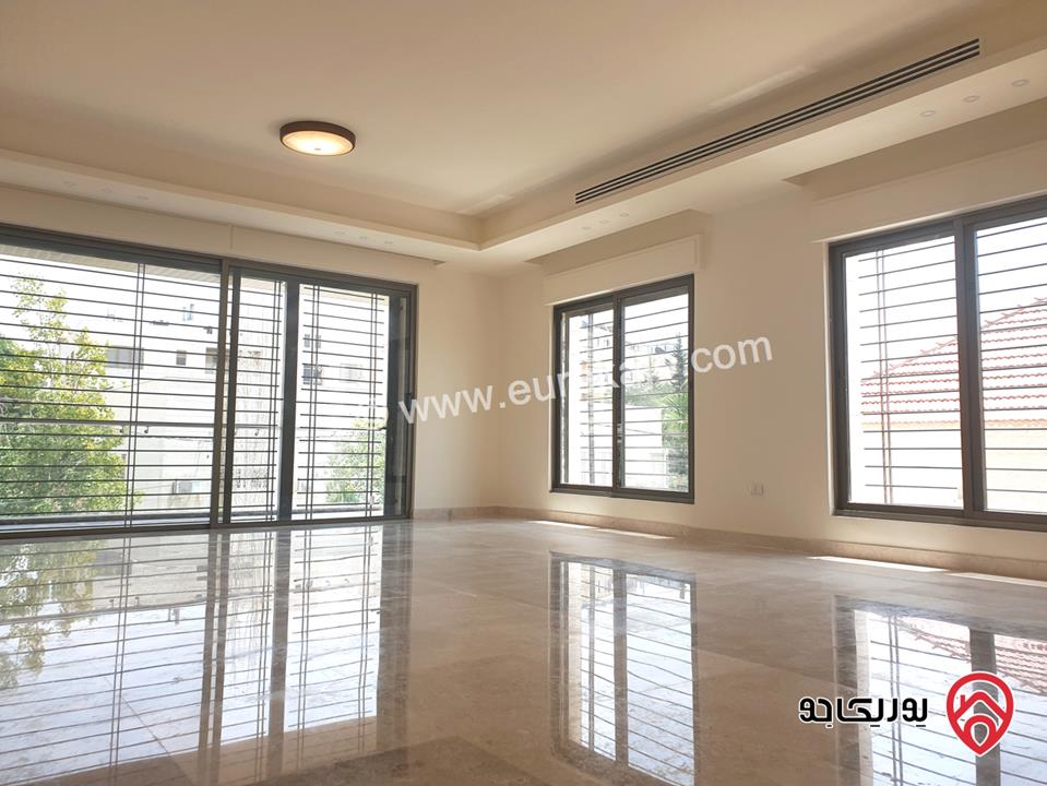 شقه فخمة طابق أول مساحة 250م للإيجار في عمان - أم أذينة