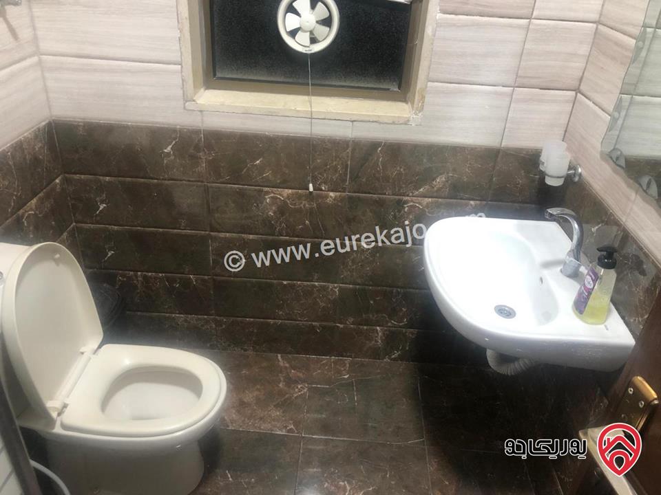 شقة طابق ثالث مساحة 82م مقسمة الى استديوهان للبيع في عمان - الجبيهة  