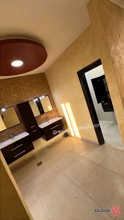 شقة مساحة 180م مع روف 100م للبيع في عمان - ام أذينة