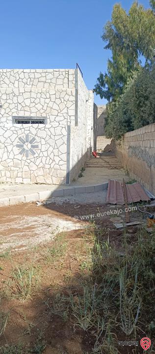 بيت ريفي هادئ قريب من جميع الخدمات مستقل مساحة الارض 742م مساحة البناء 175م للبيع في الحمراء - المفرق