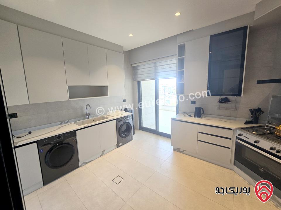 شقة مفروشة دوبلكس اخير مع رووف مساحة 300 متر فخمة ومطلة للإيجار السنوي في جبل عمان 