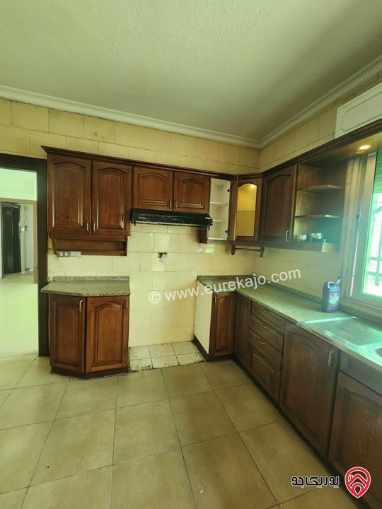 شقة فارغة طابق ثالث مساحة 200م للايجار في عمان - ام اذينة 