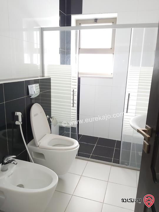 شقة أرضية طابقية مفروشة مساحة 302م داخلي و 70م خارجي للايجار في عمان - دير غبار