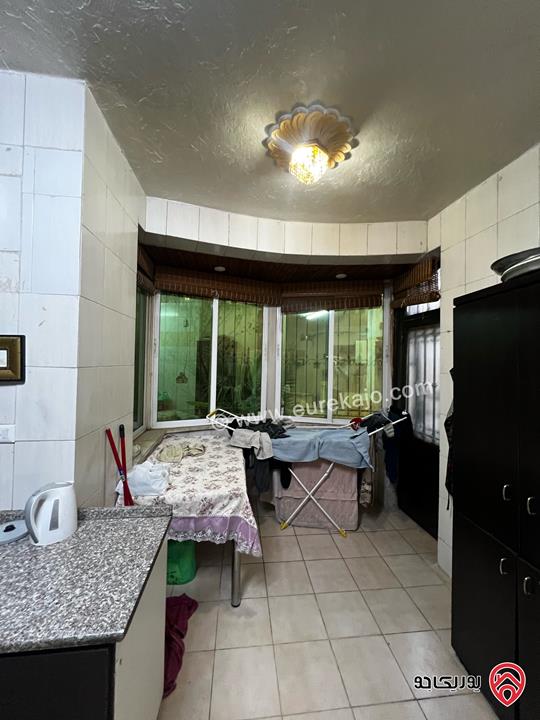 شقة شبه ارضية واسعة مساحة 194م داخلي و 150م خارجي للبيع في عمان - أم أذينة 