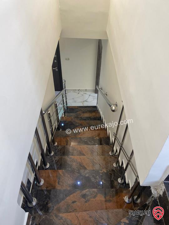 شقة مميزة طابق ثالث مع روف دوبلكس مساحة 198م مع ترس واسع 60م بمدخل مستقل للبيع في عمان - شفا بدران/ ابو نصير، دوار البحرية