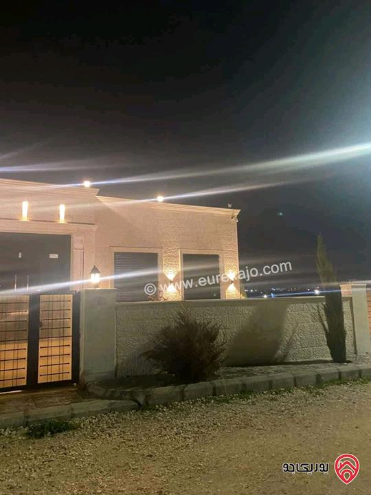 بيت مستقل مساحة 235م على أرض 500م للبيع في مادبا - جرينه الشرقية