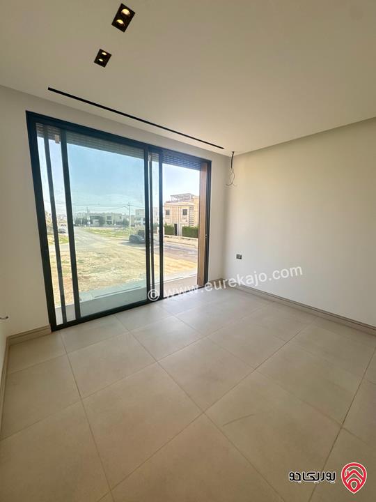 فيلا عدد 2 متلاصقتان مساحة البناء 885م على أرض 500م لكل فيلا للبيع في عمان - رجم عميش بإطلالة جميلة