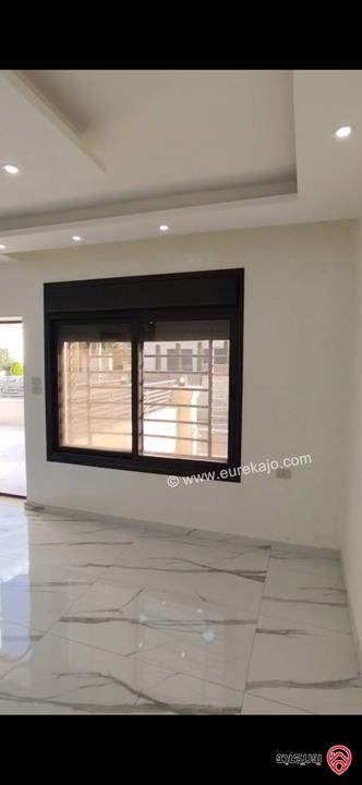 شقة ارضية مساحة 215م داخلي و 40م خارجي للبيع في عمان - الجبيهة 