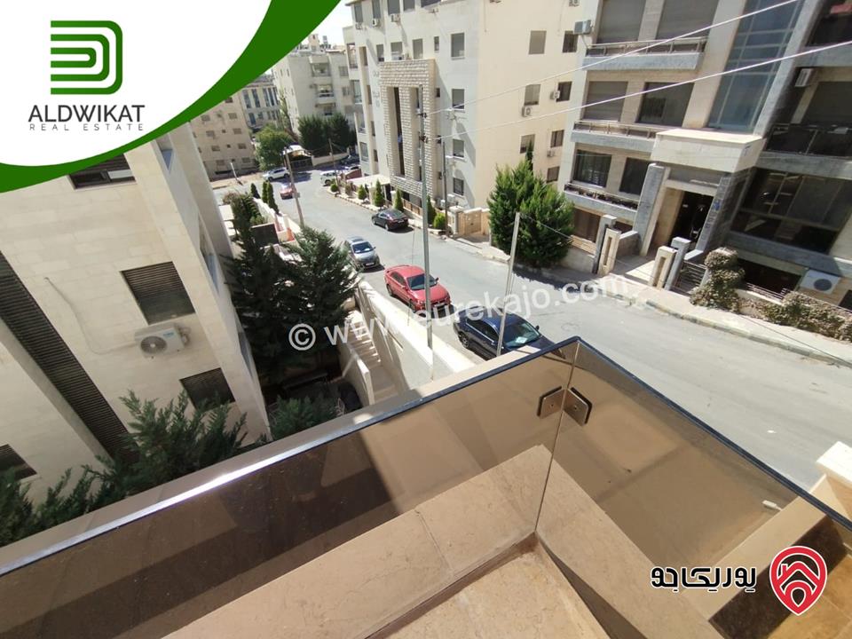 شقة مميزة طابق ارضي مساحة البناء 200م ومساحة الترس 25م للبيع في عمان - خلدا