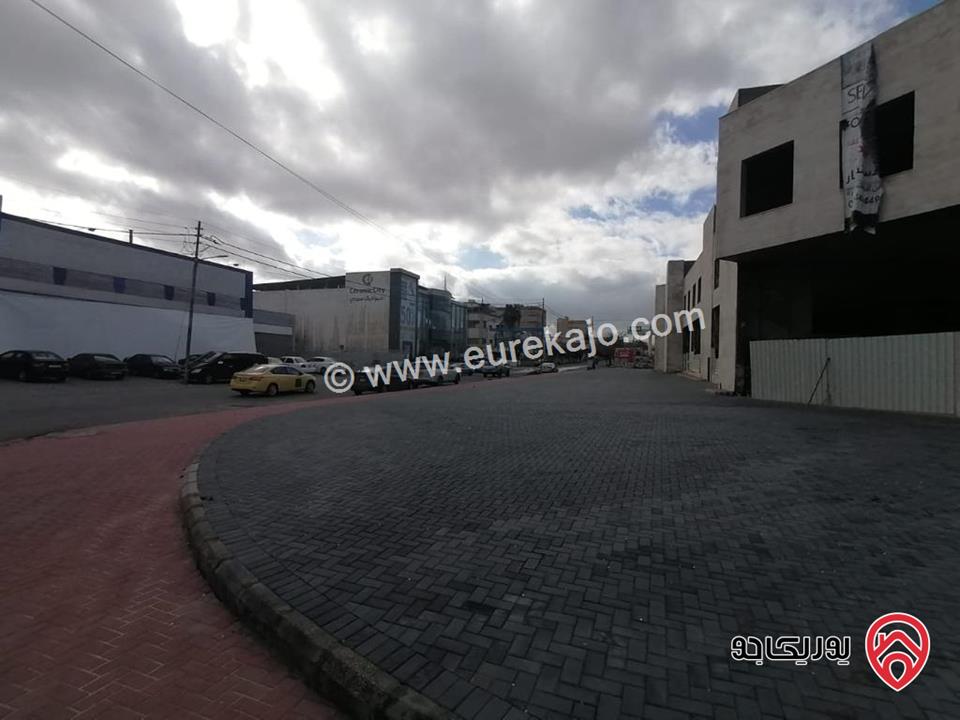 مجمع تجاري بناء 2900م على مساحة أرض واسعة تزيد عن 4 دونم للبيع في المقابلين – شارع القدس – تحت التشطيب