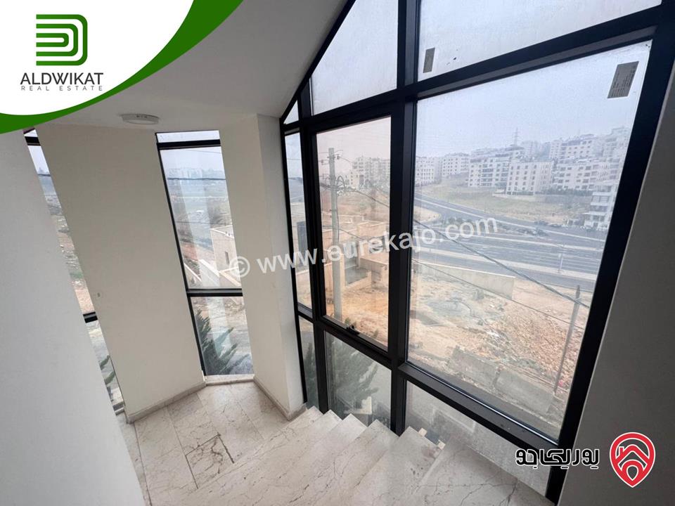 شقة طابق اول طابقية للبيع في عمان - على طريق المطار / حجار النوابلسه مساحة البناء 200م موقع اسكانات حديثة واطلالة