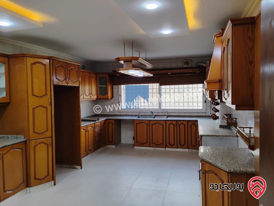 شقة أرضية مساحة 225م مع حديقة وترسات 100م تشطيب سوبر ديلوكس للبيع في عمان - خلدا