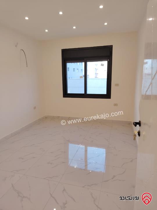 شقة جديدة ارضي مساحة 120م +70م ترس في عمان - المقابلين ش. الحرية