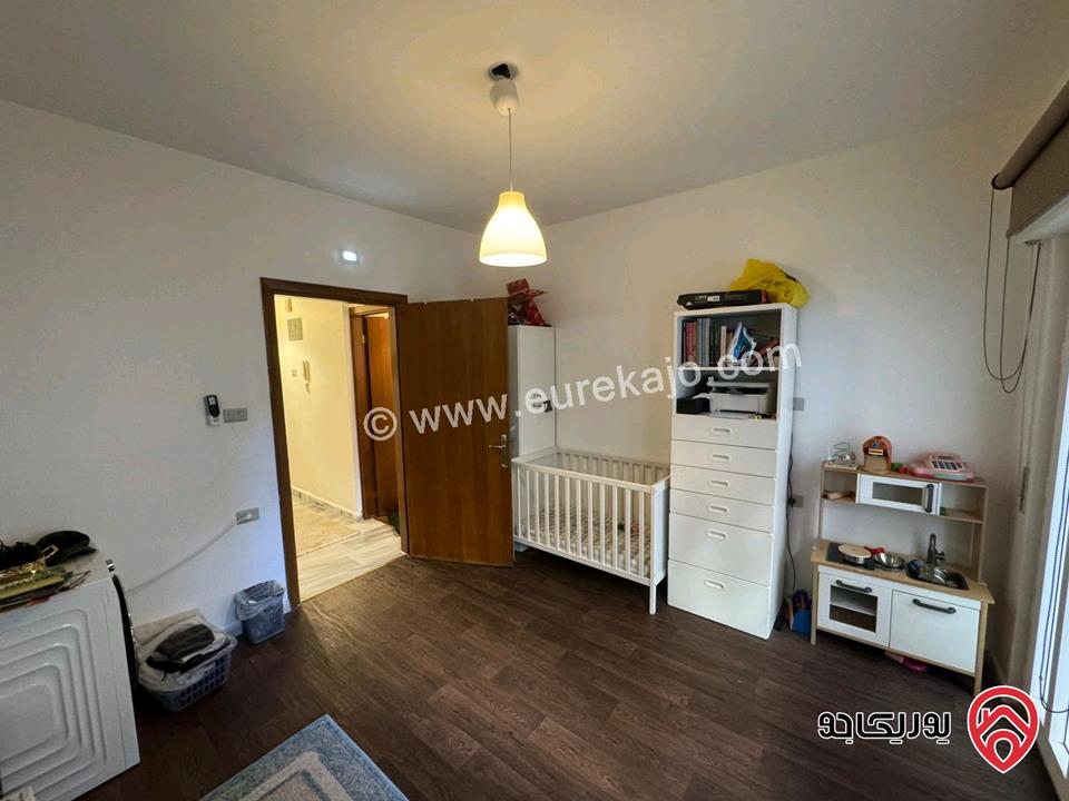 شقة شبه أرضية مساحة 126م داخلي و 100م خارجي للبيع مفروشة في عمان - الجندويل