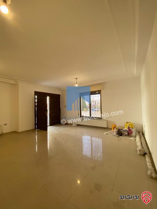 شقة أرضية مميزة  186م مع حديقة وترسات 150م للبيع في عمان - الجندويل