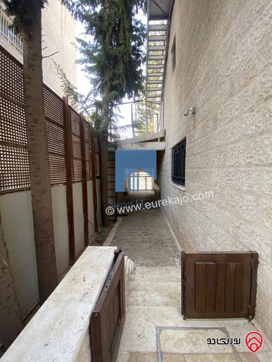 فيلا مستقلة فاخرة مساحة 700م على ارض 1 دونم و 350م للبيع في عمان - أم السماق الشمالي قرب التلاوي وخلف السنترو 