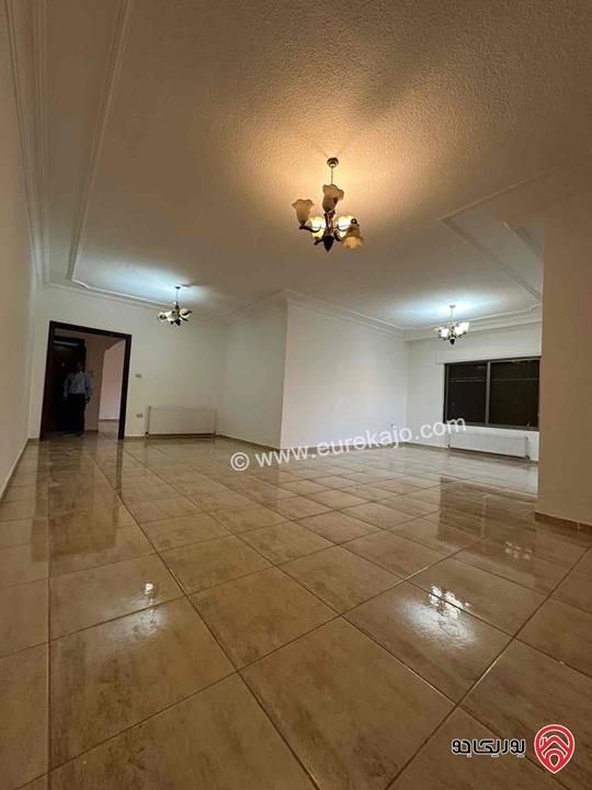 شقة طابق ثالث مساحة 220م للايجار في عمان - خلدا 