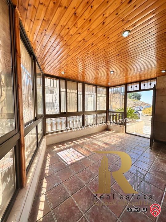 شقة مميزة مساحة 300م داخلي و 100م خارجي للبيع في عمان - ناعور