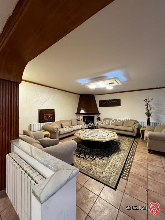 شقة مفروشة مع مسبح شبه ارضية مساحة 200م داخلي و 100م خارجي للايجار في عمان - عبدون