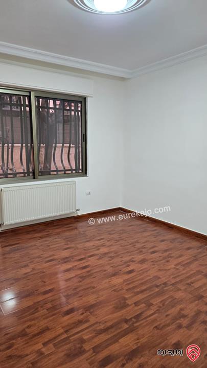 شقة شبه ارضية مساحة 200م داخلي و 100م خارجي للايجار في عمان - خلدا 