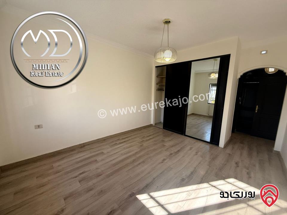 شقة ارضية للبيع في عمان - خلدا مساحة 200م مع ترس 45م تشطيبات ديكورات سوبر ديلوكس بسعر مميز جداً 