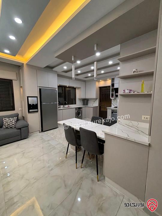 شقة كبيرة مساحة 200م داخلي مع ترس 120م للايجار مفروشة في عمان - الجبيهة حي المنصور