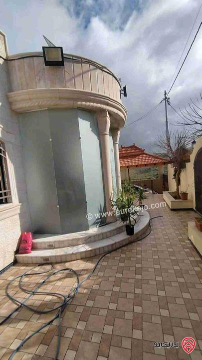 فيلا مساحة 560م على ارض 711م للبيع في الزرقاء - ام رمانة