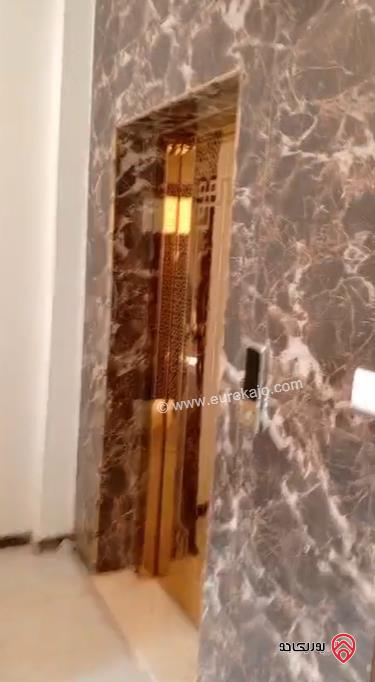 شقة طابقية مساحة 130م للبيع في الزرقاء - جبل طارق 