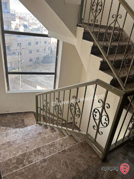 شقة طابق ثالث مساحة 82م مقسمة الى استديوهان للبيع في عمان - الجبيهة  