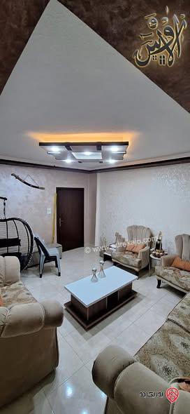 شقـة طابق ثالـث فنـي مساحة 135م للبيــع في الزرقاء الجديدة