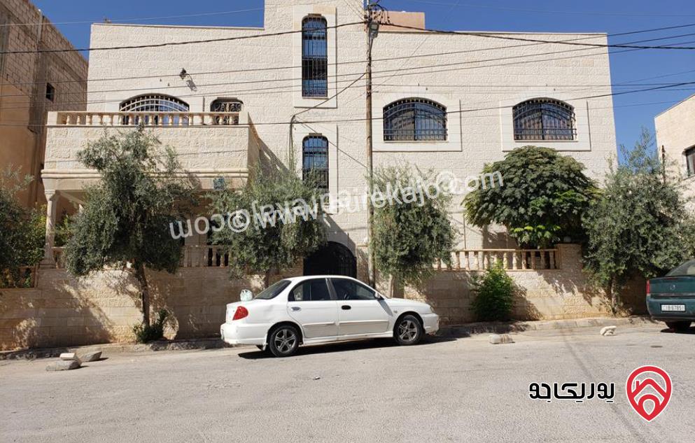 منزل مستقل مساحة 320م على أرض 300م للببع في جبل طارق، الزرقاء