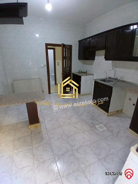 شقة فارغة طابق تسوية مساحة 130م داخلي و 40م خارجي للايجار في عمان - الرابية