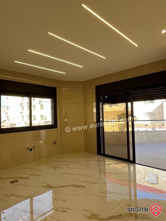 شقة طابق ثالث مع روف مساحة 195م٢ للبيع في عمان - طبربور قريبة من الخدمات