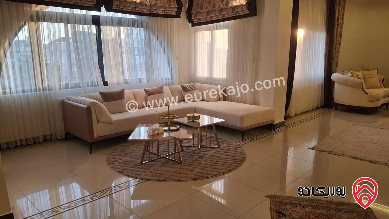 شقة فاخرة مفروشة طابق أخير مع روف مساحة 300م للايجار في عمان - الرابية