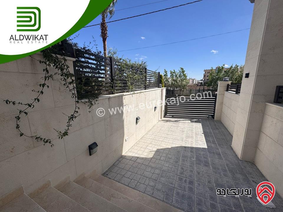 شقة ارضية للبيع في عمان - رجم عميش / طريق المطار مساحة البناء 210م ومساحة الحديقة 200م