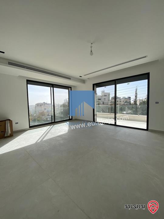 شقة طابقية طابق ثاني 306م تشطيب سوبر ديلوكس لم تسكن للبيع في عمان - أم السماق