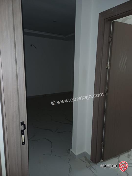 شقة مميزة تشطيب سوبر ديلوكس طابق ارضي مساحة 169م + ترس بناء جديد للبيع في عمان - المقابلين