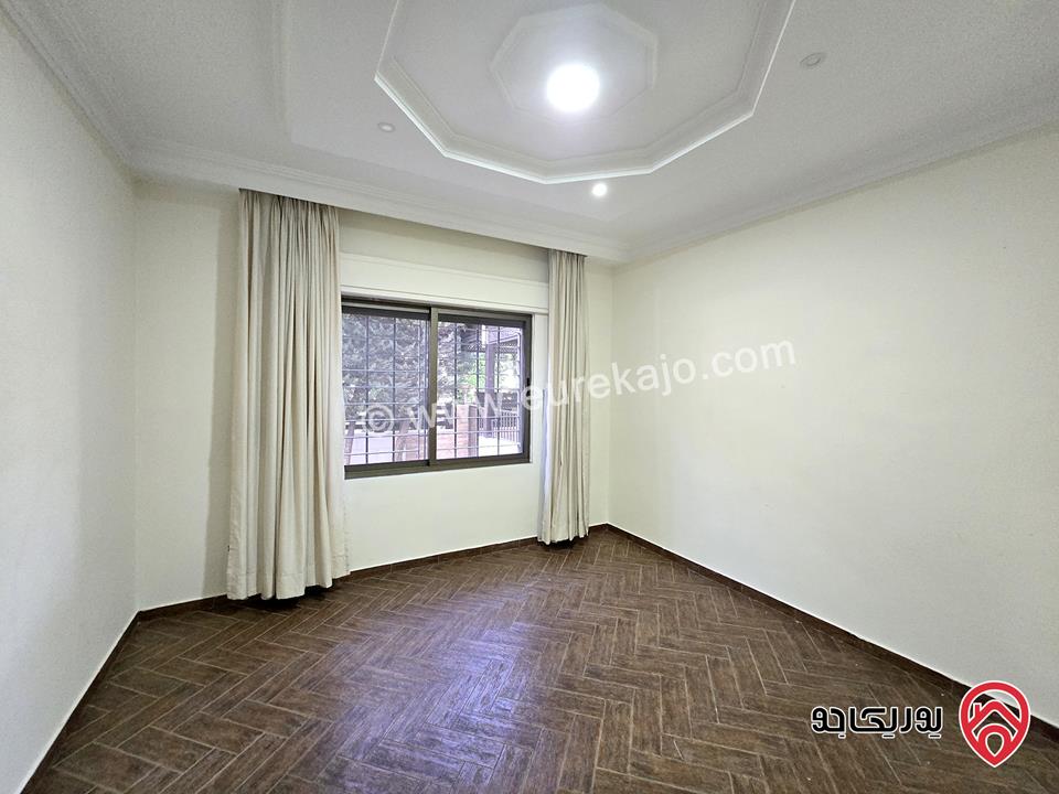 شقة ارضية طابقية مساحة 250م مع حديقة كبيرة 300م و كراج و مدخل خاص للايجار في عمان - عبدون