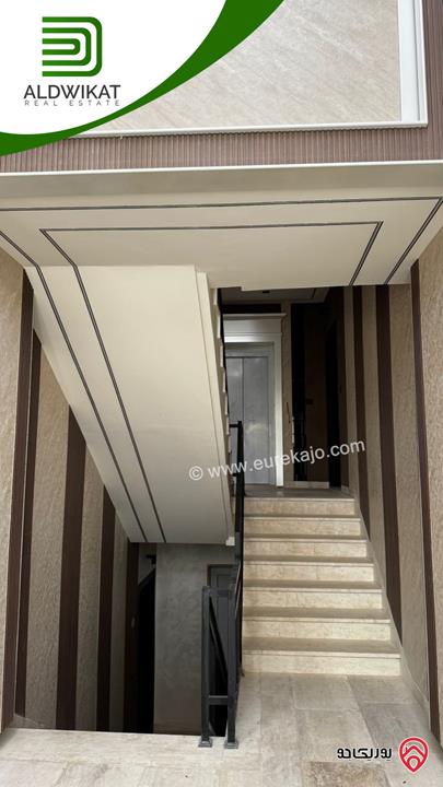 شقة للبيع في عمان - الجبيهة طابق اول مساحة البناء 175م والترس 10م موقع مميز واطلالة