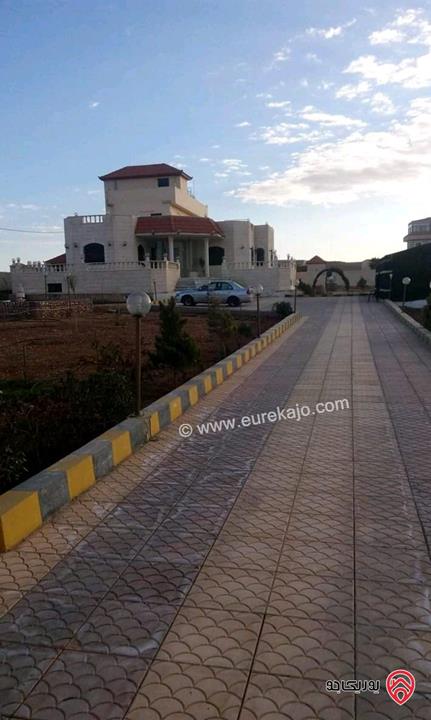 فيلا مساحة 500م على ارض 1080م للبيع في المفرق حي الحياك على طريق ارحاب بجانب مدارس الجود العالمية