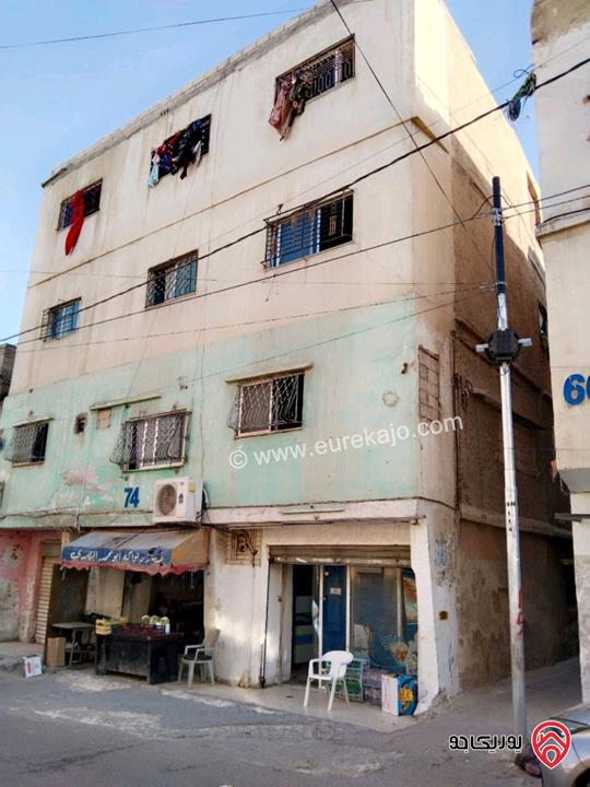 عمارة سكنية & تجارية تحتوي على 7 شقق بالإضافة إلى 3 مخازن على الشارع الرئيسي للبيع في الرصيفة