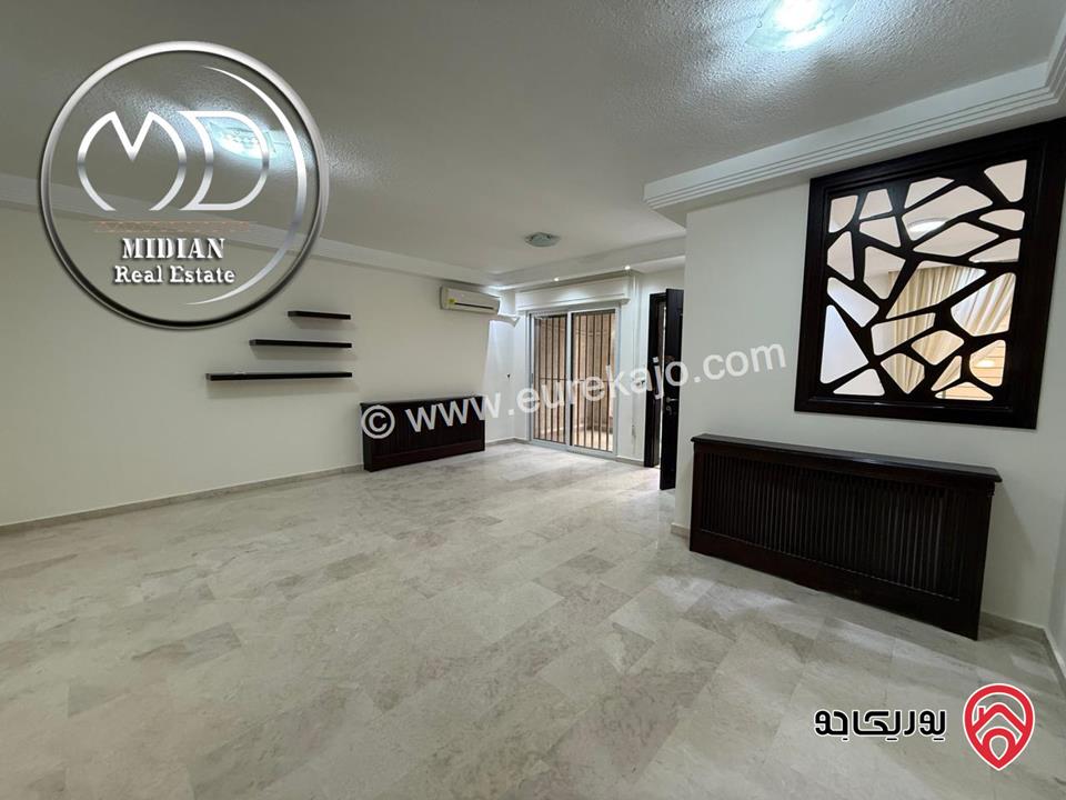 شقة شبه ارضي فارغة للايجار في عمان - دير غبار مساحة 200م مع ترس و حديقة 200م تشطيبات و ديكورات فاخرة