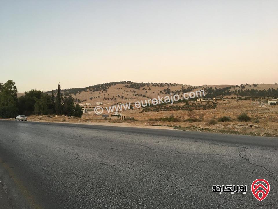 ارض تجاري جاهزة مساحة 4 دونم للبيع في جرش على الشارع الدولي عمان جرش اربد واجهة 100م على الشارع امكانيه بناء 20 مخزن في الدور الارضي ومطاعم ومقاهي في الأدوار العلوية  