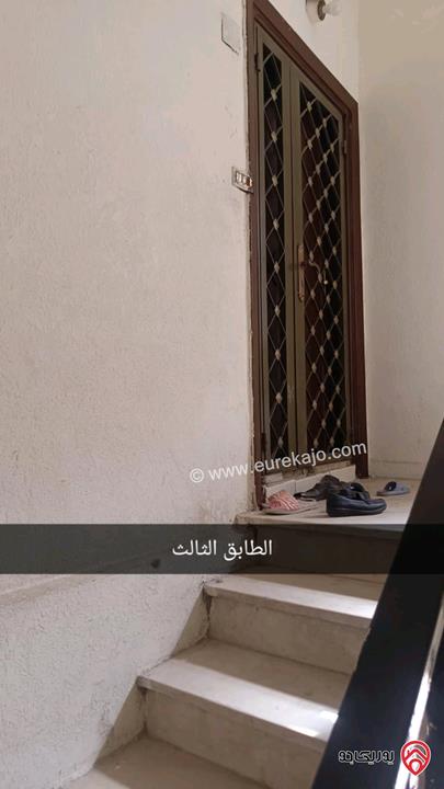 عماره للبيع في عمان - أم نوارة على مساحة أرض 400م 3 طوابق وروف بسعر مناسب 