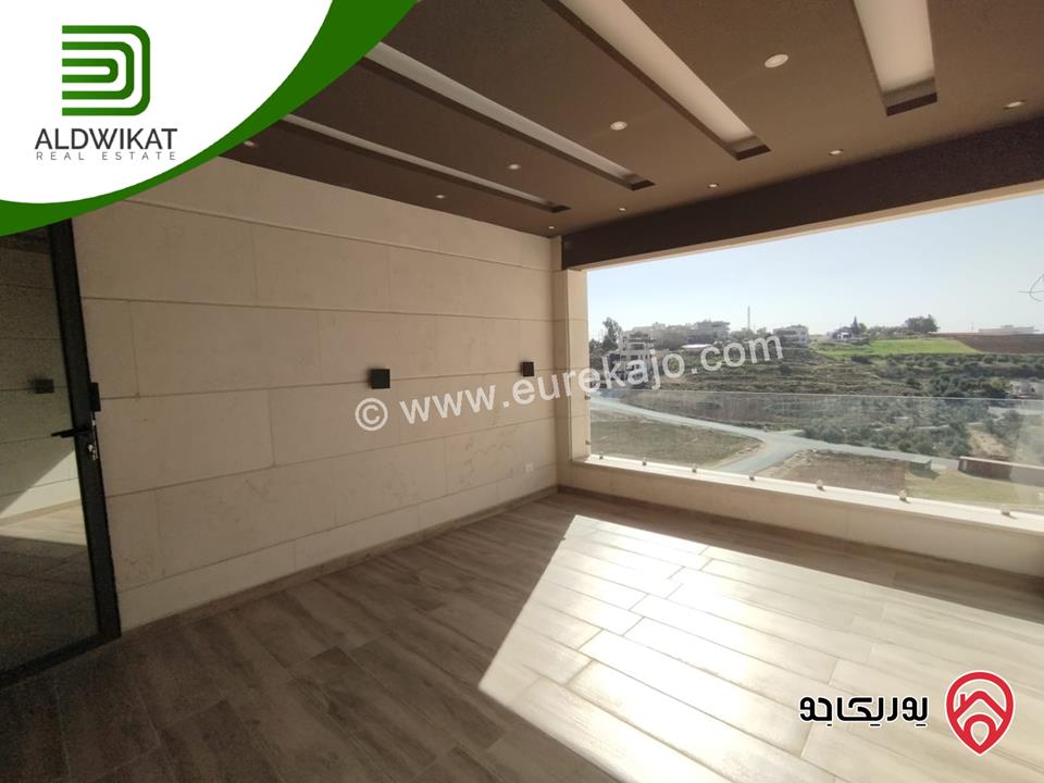 شقة للبيع في رجم عميش/قصر الصنوبر طابق تسوية مساحة البناء 280م ومساحة الترس 140م