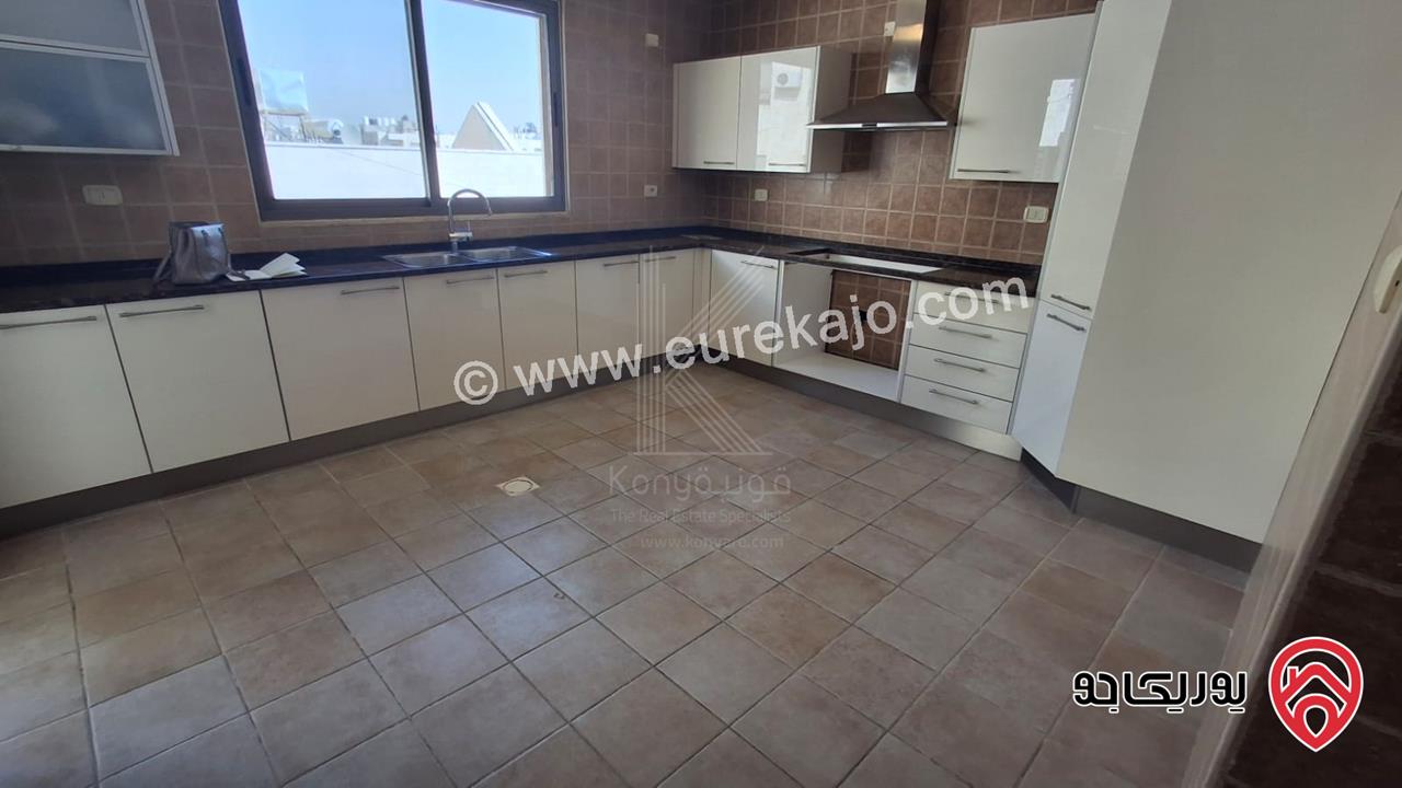 شقة مميزة طابق ثالث مساحة 190م مع روف 25م وترس 120م للبيع أو للايجار في عمان - دير غبار