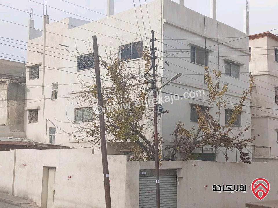 بيت مكون من ثلاث طوابق مساحة 330م على أرض 245م مشترك مع شخص واحد للبيع في عمان - الوحدات حي ام تينة